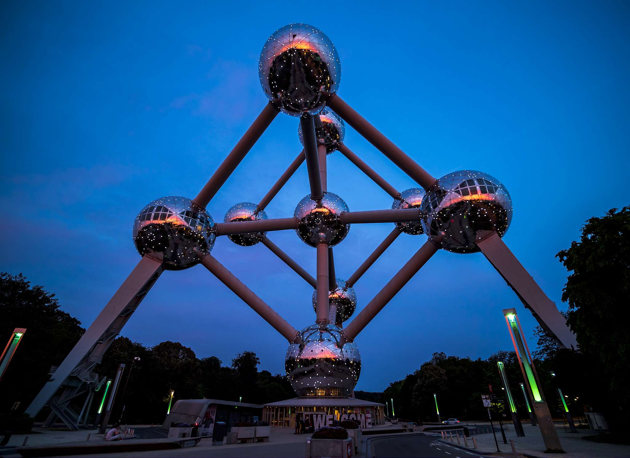 Glowing Atom (Atomium 5)